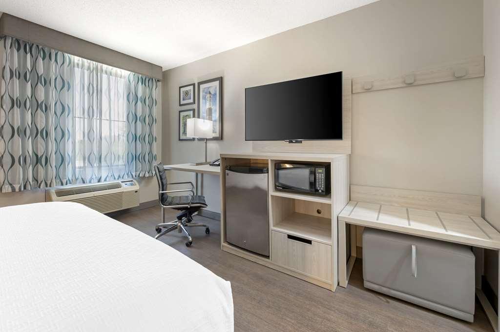 Best Western Plus Lafayette Hotel University Area Room photo