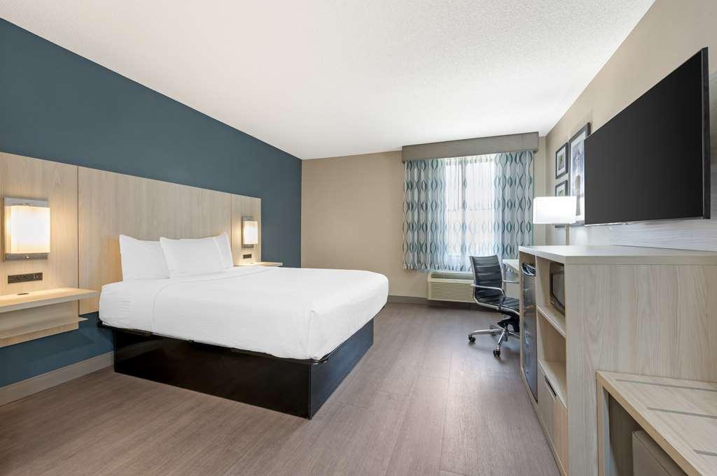 Best Western Plus Lafayette Hotel University Area Room photo